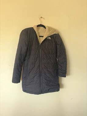 The North Face Women's Mossbud Insulated Reversible Parka Jacket in Black/Gravel